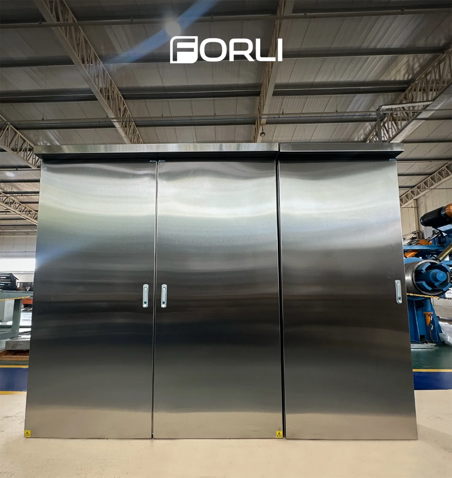 Gabinetes con puerta de vidrio en depósito de distribución